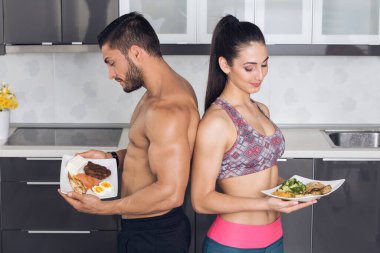 Fındık, mantar, brokoli, mercimek, humus ve kinoalı bir tabak dolusu sığır, yumurta, somon, peynir ve tavuk ızgara.
