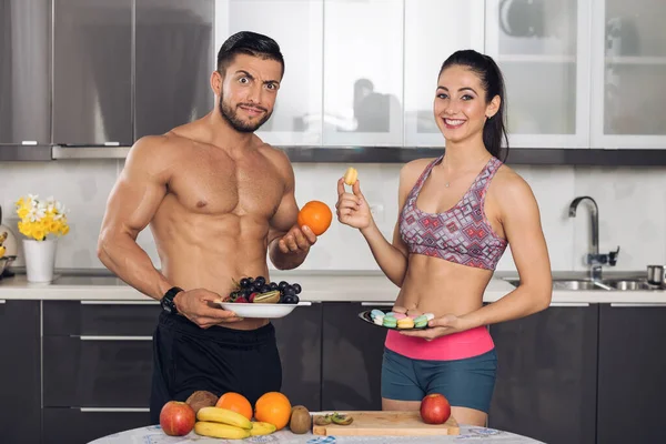 Jong Fit Paar Keuken Met Fruit Macarons Bou Verbaasd Meisje — Stockfoto