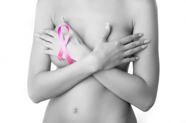 meme kanseri. bir kadının göğüsleri üzerinde pembe kurdele. Tıp ve sağlık kavramı