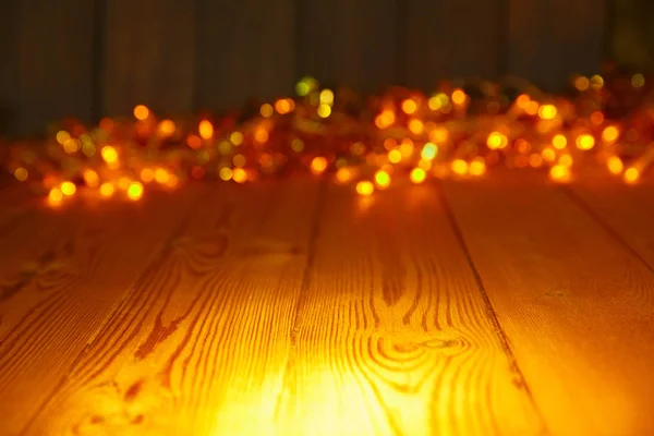 Fundo de madeira com luzes brilhantes com um espaço livre para texto — Fotografia de Stock