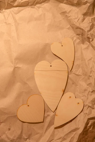 Ξύλινες καρδιές στο χαρτί τσαλακωμένο kraft — Φωτογραφία Αρχείου