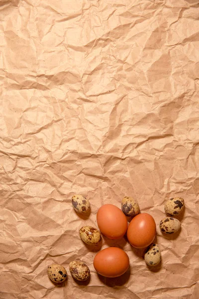皱巴巴的牛皮纸上的复活节彩蛋 — 图库照片