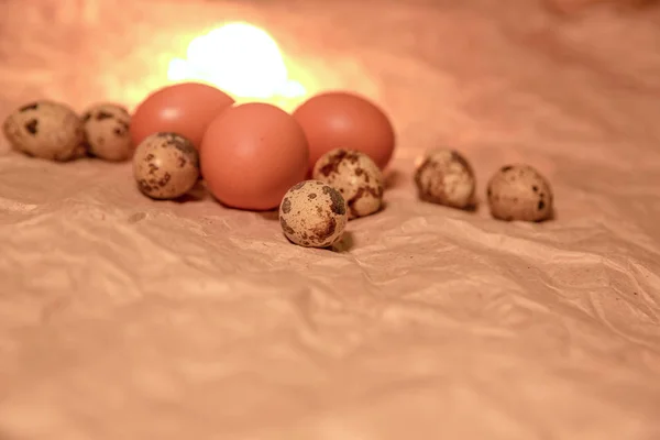 부활절 계란 구겨진된 kraft 종이에 — 스톡 사진