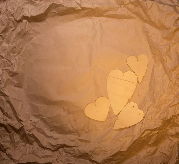 Дерев'яні серця на збитому крафт-папері Стокове Фото