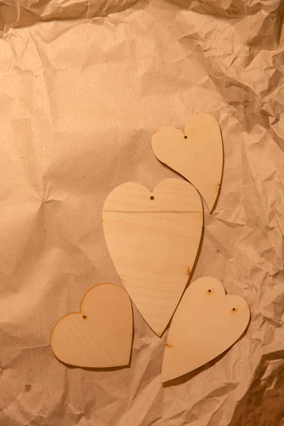 Ξύλινες καρδιές στο χαρτί τσαλακωμένο kraft Royalty Free Εικόνες Αρχείου