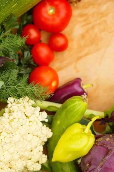 Harvest of fresh vegetables on a wooden background, in garden background. Top view. Garlic, beet, zucchini, kohlrabi, cauliflower, pepper, tomatoes, potatoes, basil, cucumber, dill. — Stock Image Harvest Fresh Vegetables Wooden Background Garden Background Top View Garlic Stock Photo