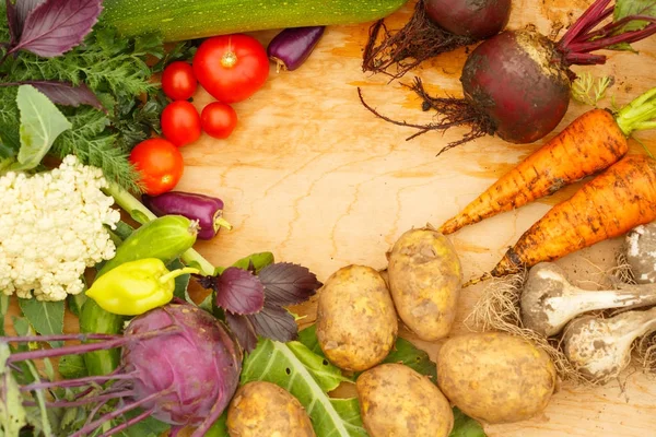 Skörd Färska Grönsaker Trä Bakgrund Trädgården Bakgrunden Ovanifrån Vitlök Rödbetor — Stockfoto