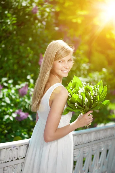 Jonge Vrouw Met Een Mooie Glimlach Met Gezonde Tanden Met — Stockfoto