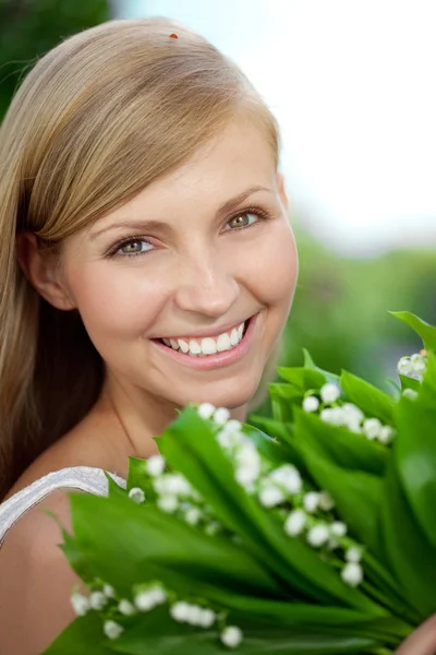 Mujer Joven Con Una Hermosa Sonrisa Con Dientes Sanos Con —  Fotos de Stock