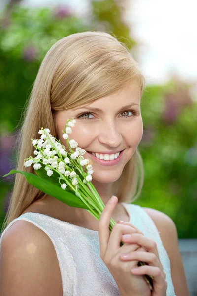 Młoda Kobieta Pięknym Uśmiechem Zdrowymi Zębami Kwiatami Twarz Piękną Dziewczyną — Zdjęcie stockowe