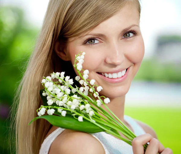 Jovem Com Belo Sorriso Com Dentes Saudáveis Com Flores Rosto — Fotografia de Stock