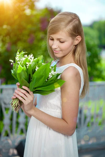 Junge Frau Mit Einem Schönen Lächeln Und Gesunden Zähnen Mit — Stockfoto