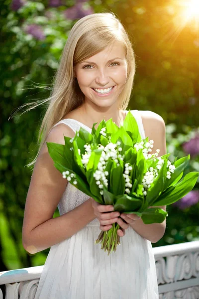 Junge Frau Mit Einem Schönen Lächeln Und Gesunden Zähnen Mit lizenzfreie Stockbilder