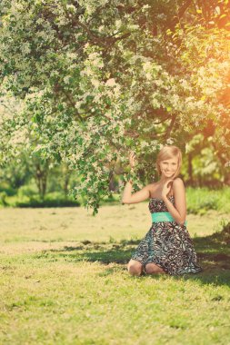 çiçekli ağaç ile gülümseyen güzel kadın