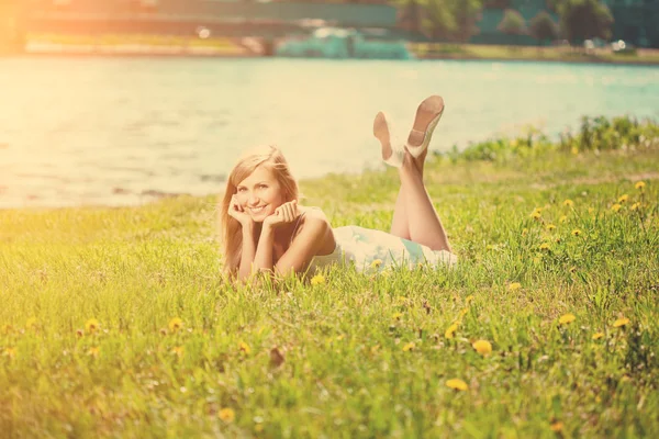 Усміхнена Жінка Лежить Траві Міському Парку — стокове фото