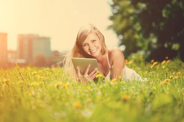Portret Van Jonge Mooie Glimlachende Vrouw Met Tablet Buiten — Stockfoto