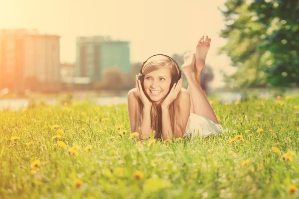 Mulher Sorridente Bonita Mulher Ouvindo Música Fones Ouvido Livre — Fotografia de Stock