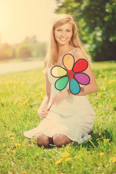 Hermosa Mujer Sonriente Con Una Flor Arco Iris Aire Libre — Foto de Stock