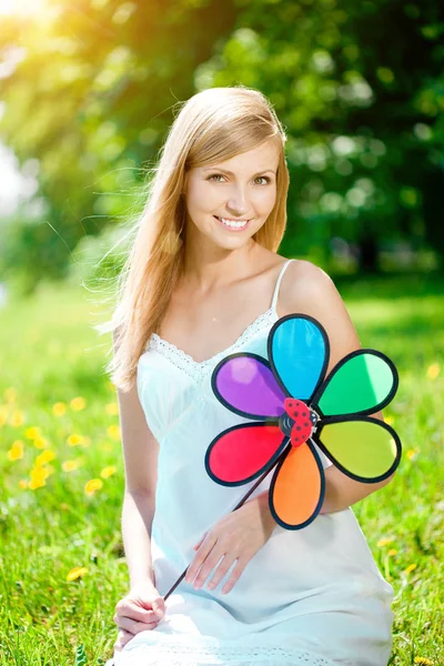 Fiatal Egy Szép Mosoly Egészséges Fogak Virágok Egy Gyönyörű Lány — Stock Fotó