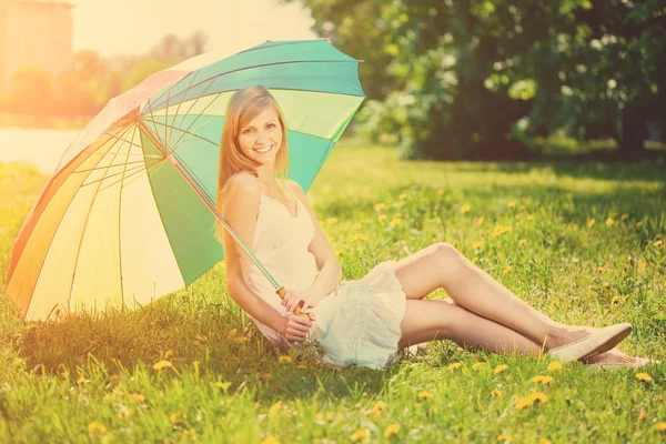 Schöne Lächelnde Frau Mit Regenbogenschirm Freien — Stockfoto