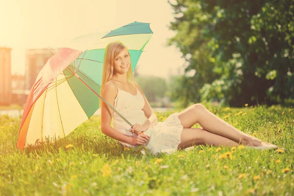 Hermosa Mujer Sonriente Con Paraguas Arco Iris Aire Libre — Foto de Stock
