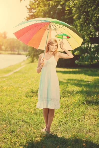 Açık Havada Bir Gökkuşağı Şemsiye Ile Gülümseyen Güzel Kadın — Stok fotoğraf