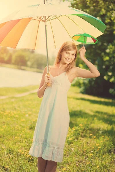 Açık Havada Bir Gökkuşağı Şemsiye Ile Gülümseyen Güzel Kadın — Stok fotoğraf