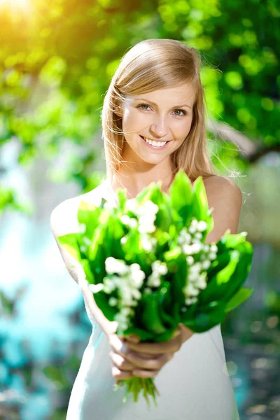 花で健康的な歯で美しい笑顔を持つ若い女性 歯科医療をテーマに美しい正少女コンセプトの顔 — ストック写真