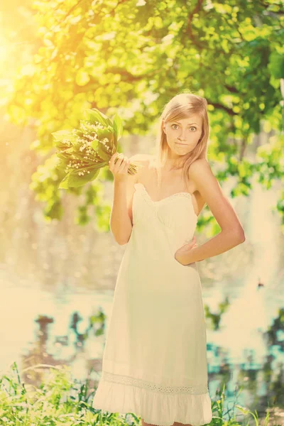 Ung Vacker Konstnärlig Kvinna Med Blommor Utomhus — Stockfoto
