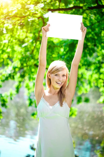 Giovane Donna Con Bel Sorriso Con Denti Sani Con Fiori — Foto Stock