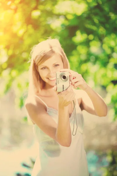 Mulher Sorridente Bonita Com Uma Câmera Suas Mãos Livre — Fotografia de Stock
