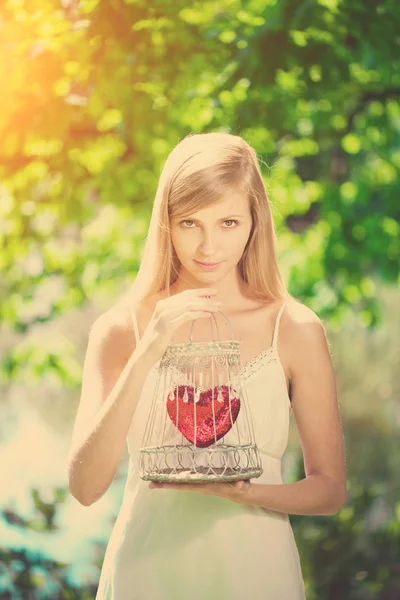 Mooie Triest Vrouw Met Een Hart Een Kooi — Stockfoto