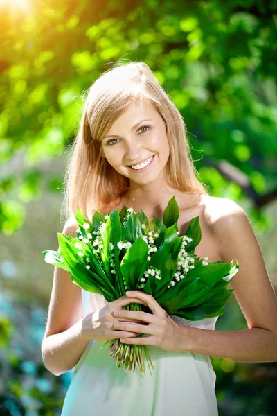 Ung Kvinna Med Ett Vackert Leende Med Friska Tänder Med — Stockfoto