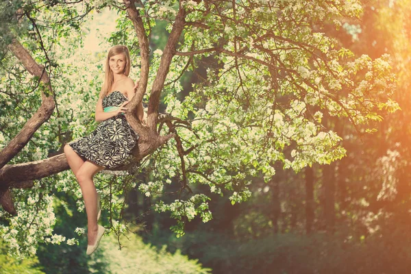 Lächelnde Schöne Frau Mit Blühendem Baum — Stockfoto