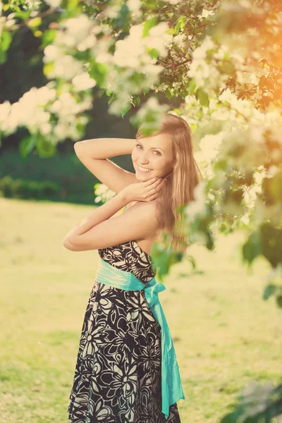 Zâmbind Femeie Frumoasă Copac Înflorit — Fotografie, imagine de stoc