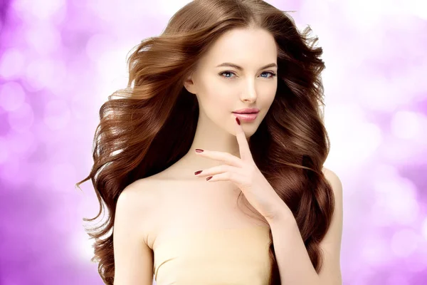 Modelo Mujer Con Pelo Ondulado Largo Olas Rizos Peinado Peluquería — Foto de Stock