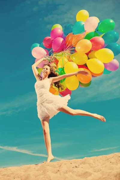 Schoonheid Jonge Stijlvolle Vrouw Met Multi Gekleurde Regenboog Ballonnen Handen — Stockfoto