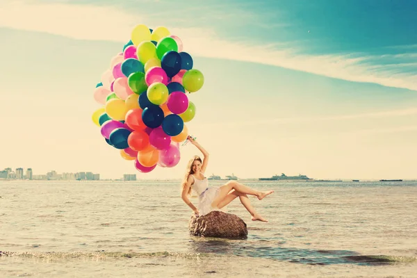 Beauté Jeune Femme Élégante Avec Des Ballons Arc Ciel Multicolores — Photo