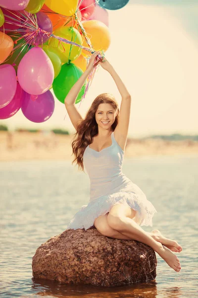 Beleza Jovem Mulher Elegante Com Balões Multicoloridos Arco Íris Nas — Fotografia de Stock