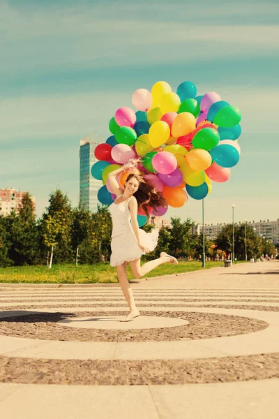 Χαρούμενα Γενέθλια Γυναίκα Ενάντια Στον Ουρανό Τόξο Χρωματισμένα Αέρα Μπαλόνια — Φωτογραφία Αρχείου