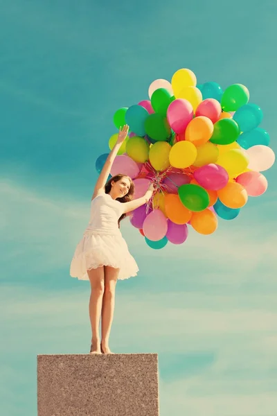Happy Birthday Frau Gegen Den Himmel Mit Regenbogenfarbenen Luftballons Ihren — Stockfoto