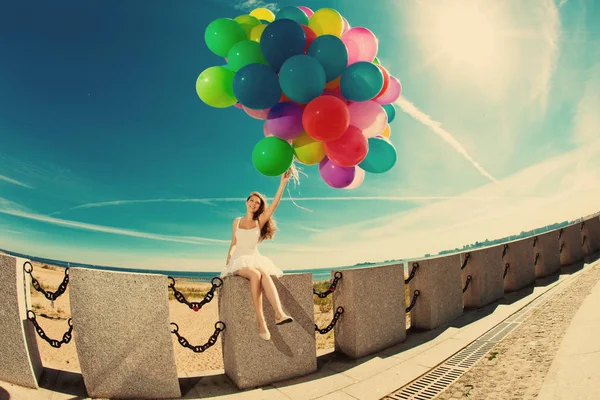 Gelukkige Verjaardag Vrouw Tegen Hemel Met Regenboog Gekleurde Lucht Ballonnen — Stockfoto