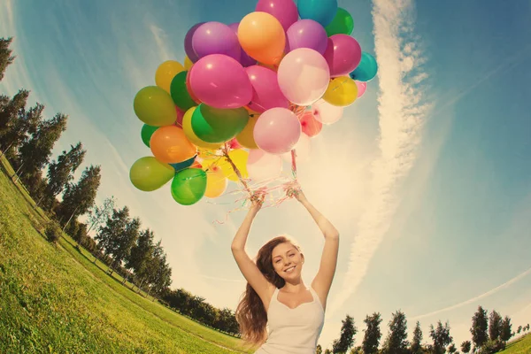 Feliz Cumpleaños Mujer Contra Cielo Con Globos Aire Color Arco —  Fotos de Stock