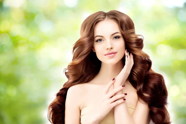 Hosszú Hullámos Hajat Tartalmazó Modell Hullámok Curls Frizura Hair Salon Jogdíjmentes Stock Képek