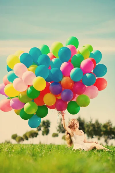 Wszystkiego Najlepszego Kobieta Tle Nieba Tęczowe Balony Powietrza Rękach Słonecznie — Zdjęcie stockowe