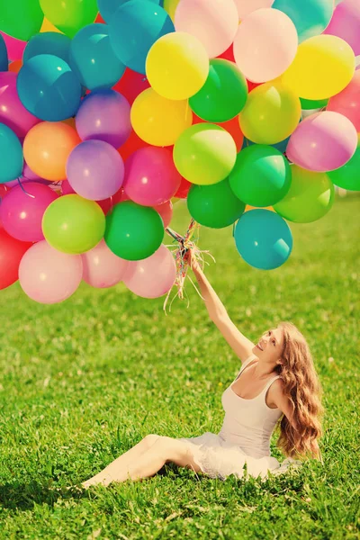 Grattis Födelsedagen Kvinna Mot Himlen Med Rainbow Färgade Air Ballonger — Stockfoto