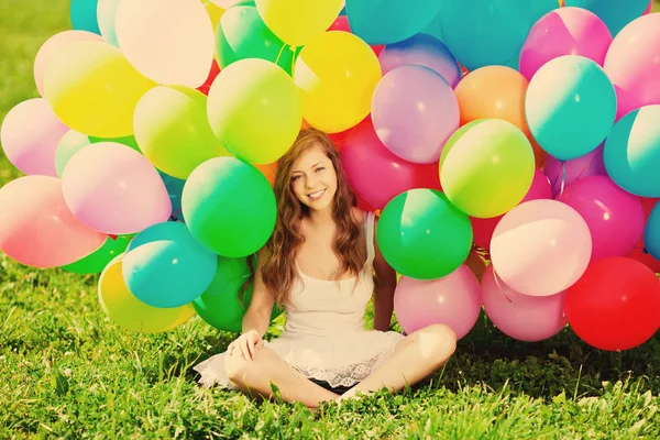 Gelukkige Verjaardag Vrouw Tegen Hemel Met Regenboog Gekleurde Lucht Ballonnen — Stockfoto