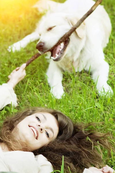 Opleiding Van Hond Meisje Met Retriever Spelen Het Park Vrouw — Stockfoto
