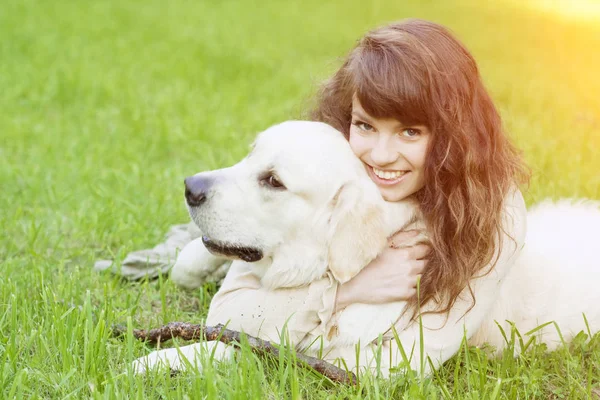 Entrenamiento Perros Chica Con Retriever Jugando Parque Mujer Caminando Una — Foto de Stock