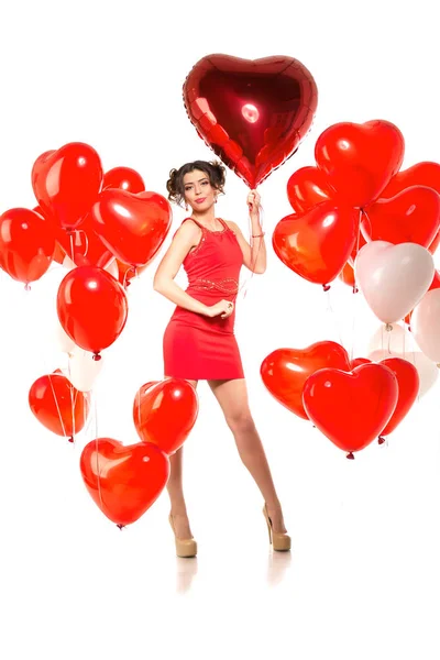 美丽的女孩 时尚的时装模特儿与气球在一个心脏的形状 情人节的女人爱的象征 — 图库照片